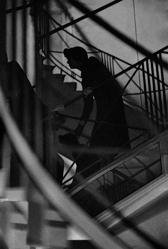 Коко Шанель подглядывает за показом своей коллекции. Париж. 1958